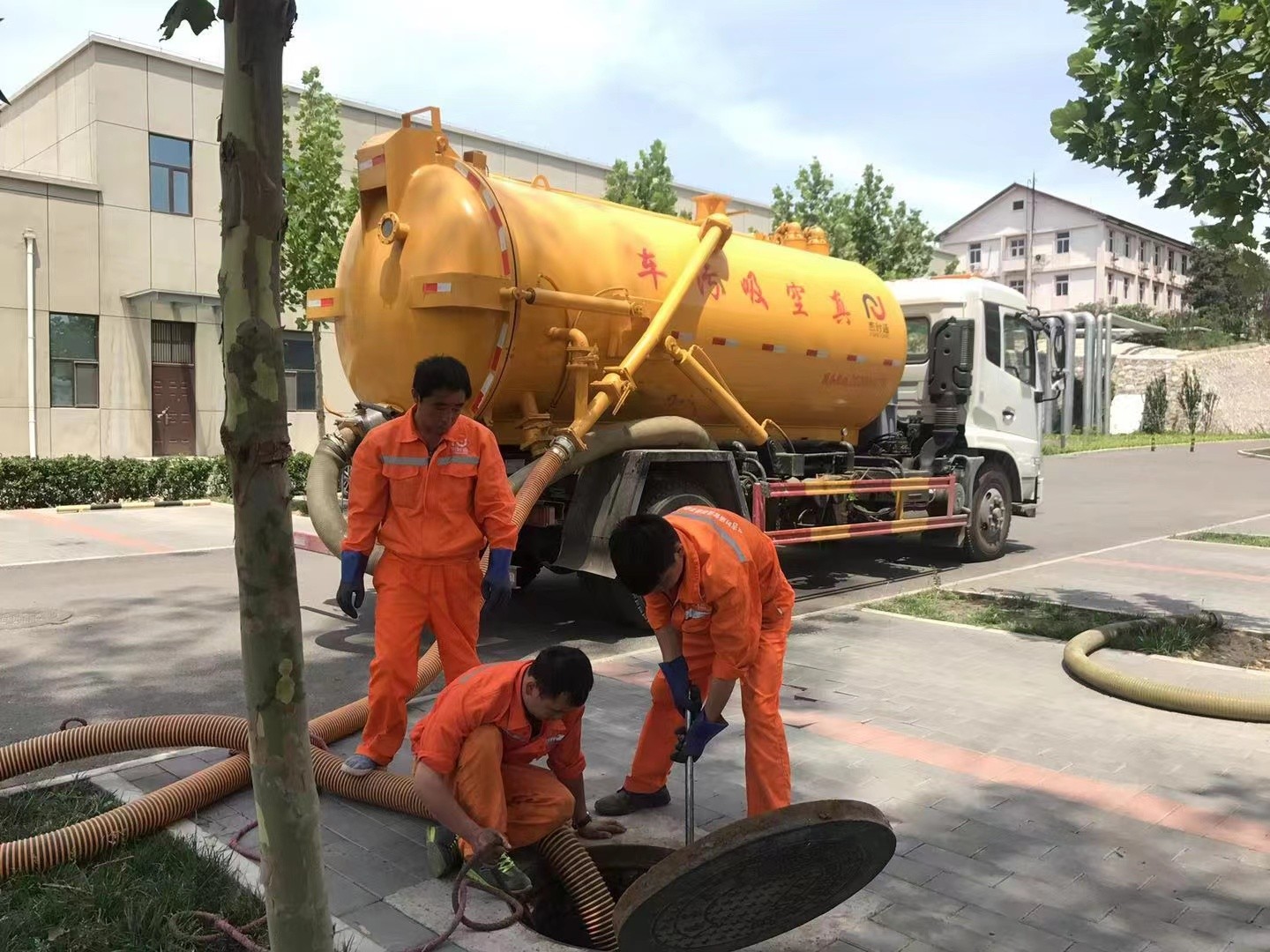 景东管道疏通车停在窨井附近