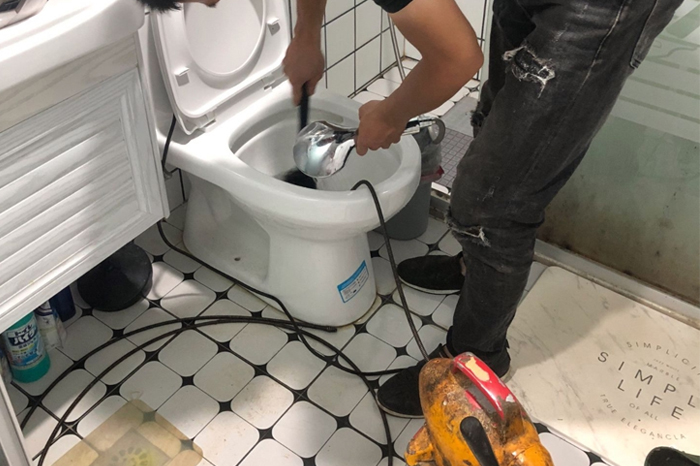 景东马桶堵塞自己疏通还是找师傅?专业上门服务让你省时更省心